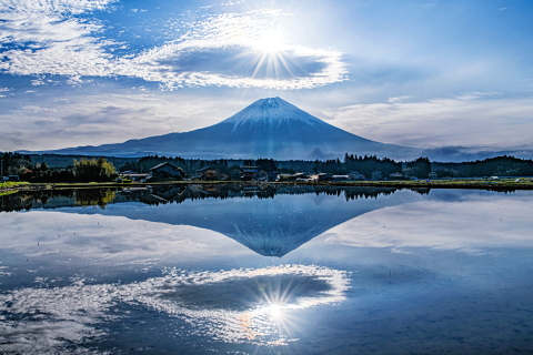 田んぼに映る富士と雲と太陽