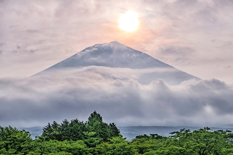 雲間から姿を見せた幻想富士と朝日