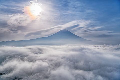 大雲海に浮かぶ霞み富士と朝日｜富士旬景