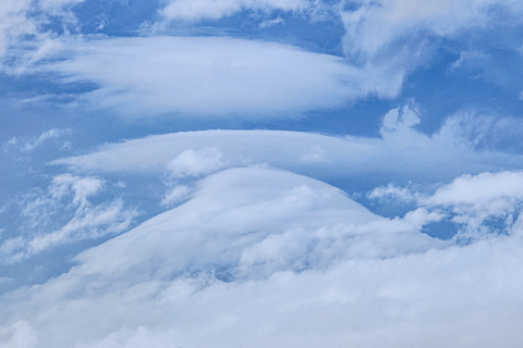 笠を被った富士山の頭出現