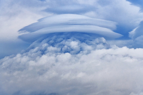 雲間から笠富士の頭