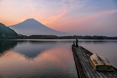 湖畔からのほんのり朝焼け富士