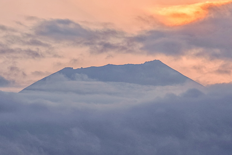 雲間からチラッと頭
