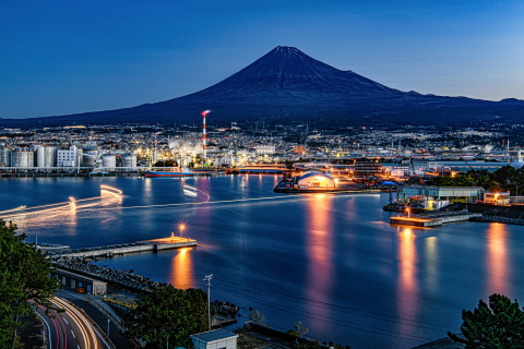 夜明けの港の光跡と富士山