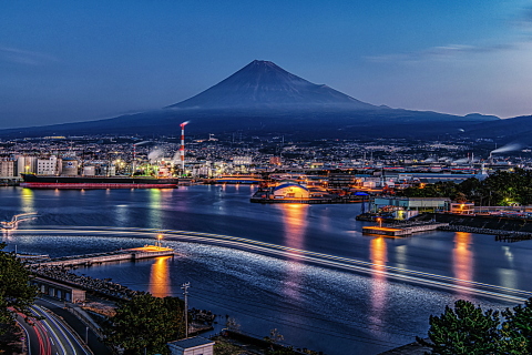 夜明けの光跡と富士山