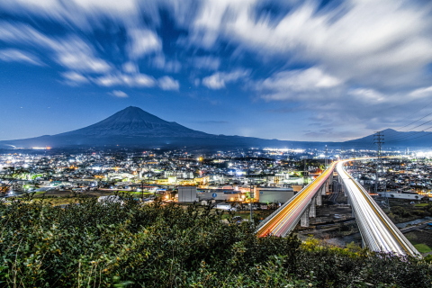 月光に浮かぶ富士と流れる雲