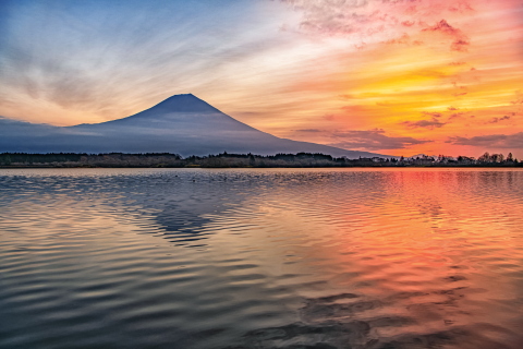 湖畔からの霞に浮かぶ富士と朝焼け風景