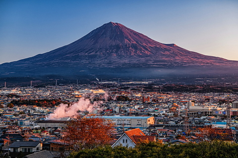 朝日を浴びる街と富士山