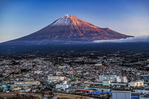 朝日を浴びる富士と街の風景