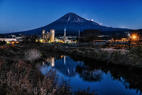 川沿いの工場群と富士山