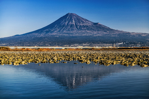 川面からの富士山