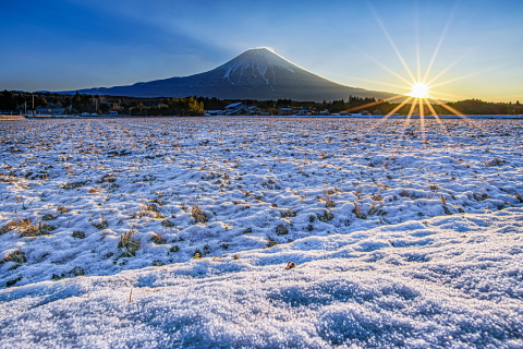 淡雪の田園からの富士と日の出