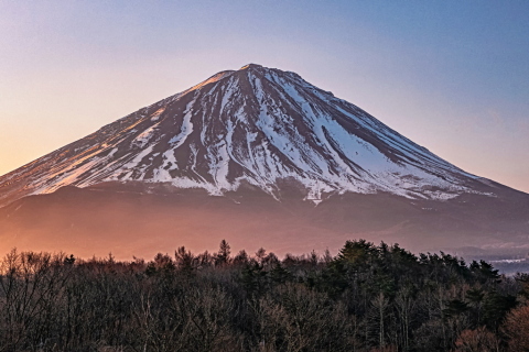 朝日に染まる富士山