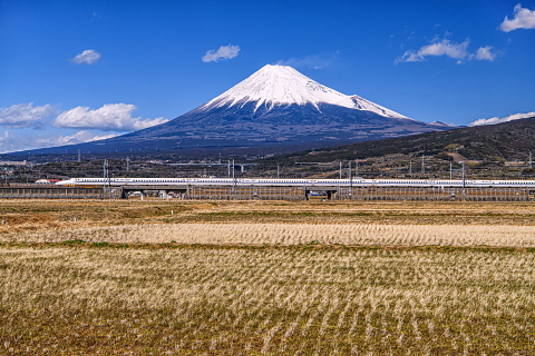 澄んだ冬空に映える富士と新幹線