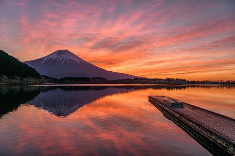 湖畔からの朝焼け富士