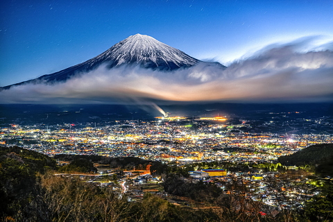 夜明けの波立つ雲に浮かぶ富士