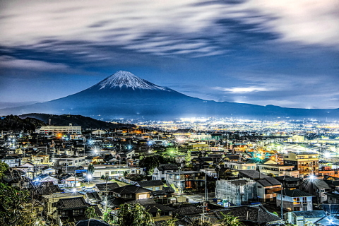 夜明け前の流れる雲と富士山