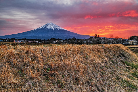 里山からの朝焼けと富士の風景