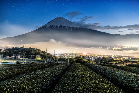 夜明けの街に漂う霧雲