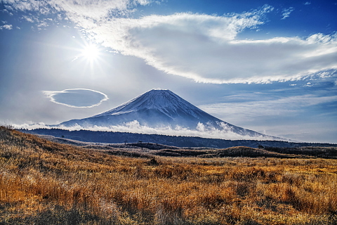 高原からの見応えある雲と富士山