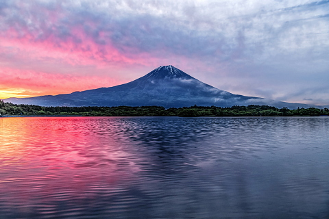 湖畔からの朝焼け富士山