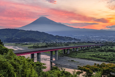富士川SAからのほんのり朝焼け富士山