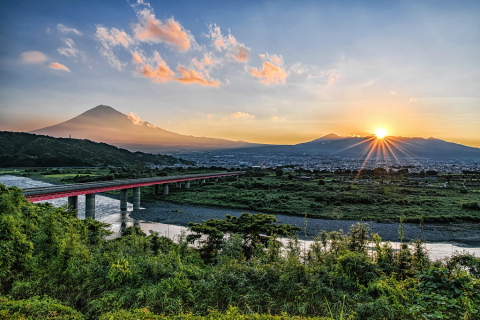 川沿いからの朝日を浴びる富士山の眺め