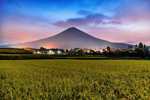 夜明けの色付く空
