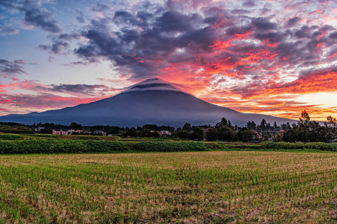 田園からの見応えある朝焼け雲