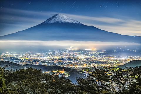 きらめく街と化粧直しした富士山