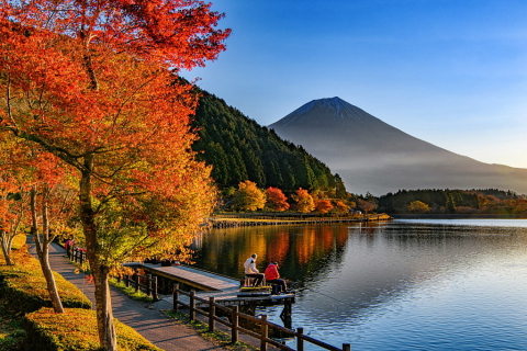 素敵な湖畔の紅葉風景