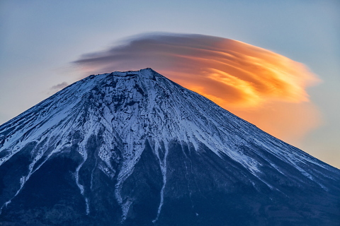 富士山と朝焼け吊るし雲