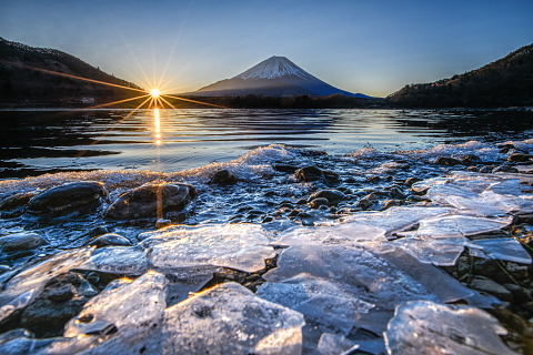 凍てつく湖畔からの富士山