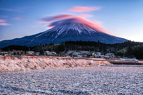 雪化粧の里山からの紅笠富士
