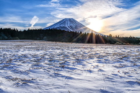 雪景色の高原からの富士山と薄雲の流れ