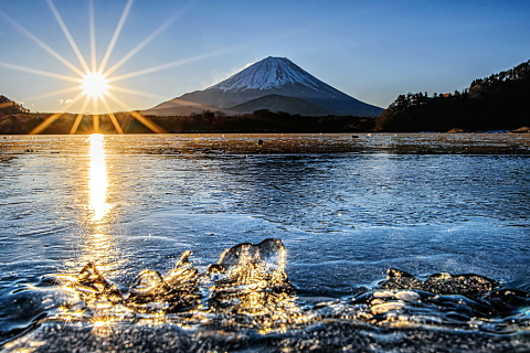 氷の造形越しの富士と朝日