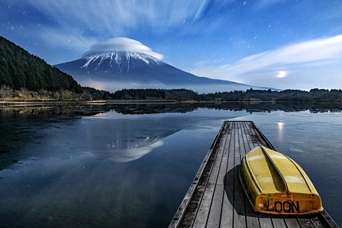 月夜の湖畔からの笠富士