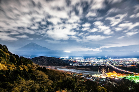 流れる鱗雲と夜景富士