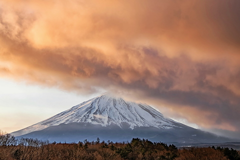 高原からの富士山と低い雲の朝焼け