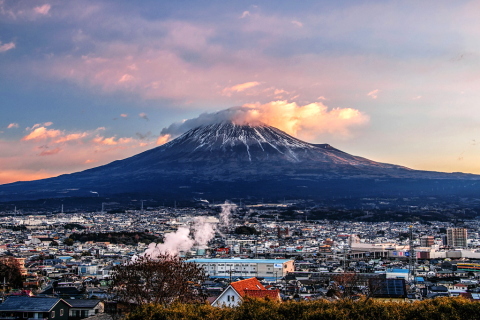 富士にかかる笠のような雲と色付く雲の流れ