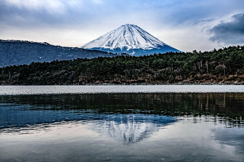 天気が崩れる前の湖畔からの富士