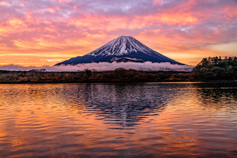 見応えある湖畔の朝焼け富士