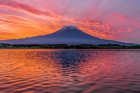 湖畔からの見応えある朝焼け