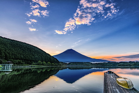 素敵な夜明けの湖畔