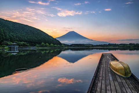 早朝の湖畔からの富士と色付く雲