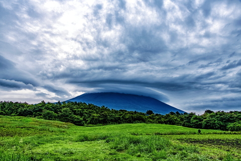 厚い笠のような雲を被った富士山