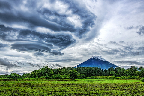 高原地帯での富士山と迫力の吊るし雲