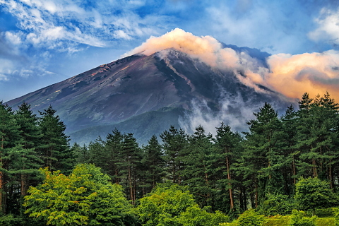 不安定な雲の流れと富士山