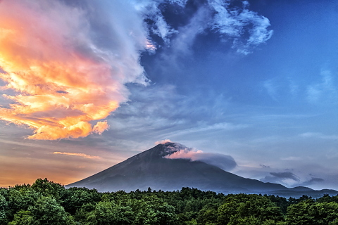 高原からの富士山と朝焼け雲