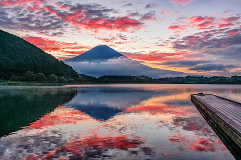 湖畔からの富士山と秋を感じる朝焼け雲